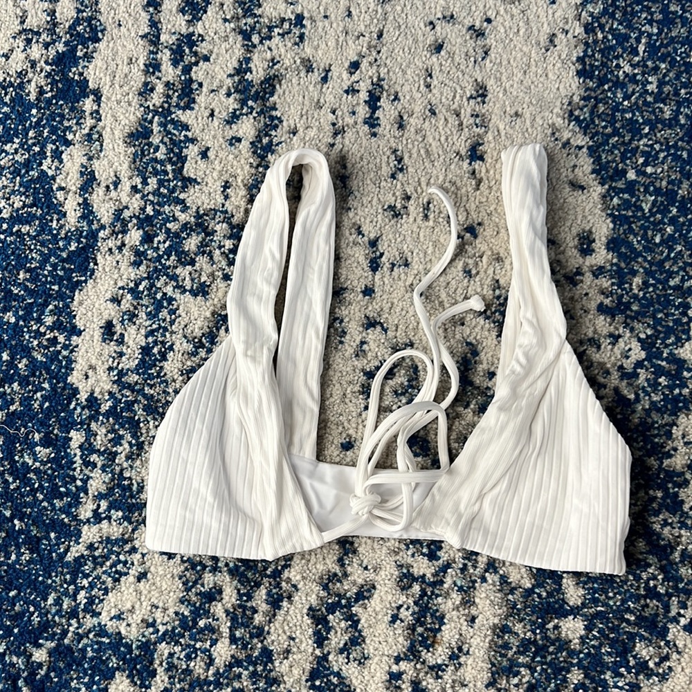 Lovers and Friends Sade Top in White - Picture 4 of 9